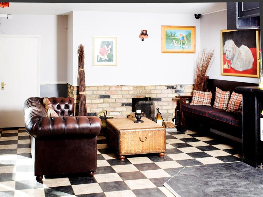 Dog In A Doublet Hotel Питерборо Екстериор снимка